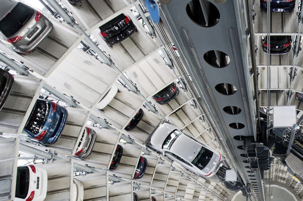 Coches Volkswagen (VW) aparcados en una torre de la planta de VW en Wolfsburgo, Alemania.