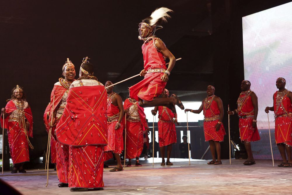 Varios integrantes de la tribu maasai, actuando.