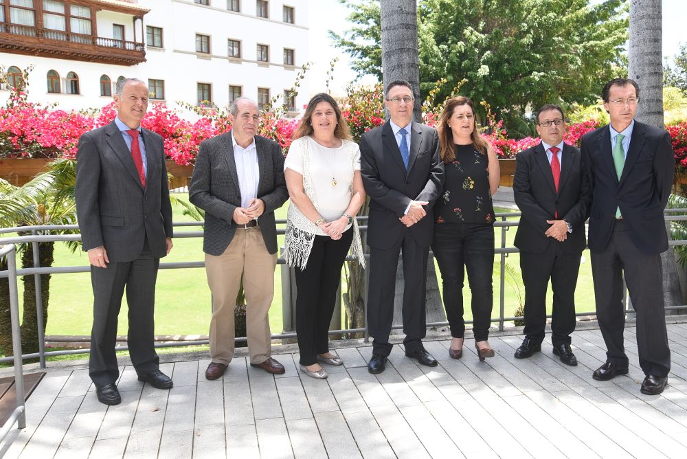 Fernando Bergé (c) posa con la editora y directora del Grupo de Comunicación EL DÍA, Mercedes Rodríguez (i) y miembros de sus equipos.JA