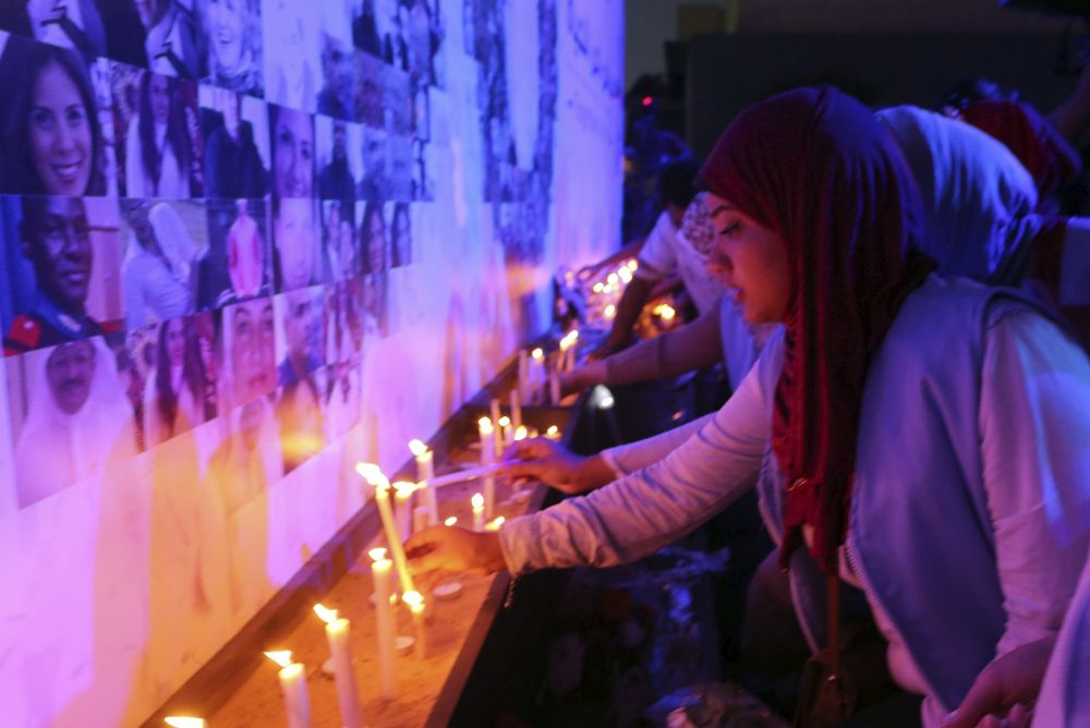 Varias personas participan en una vigilia por las víctimas del vuelo MS804 de EgyptAir.