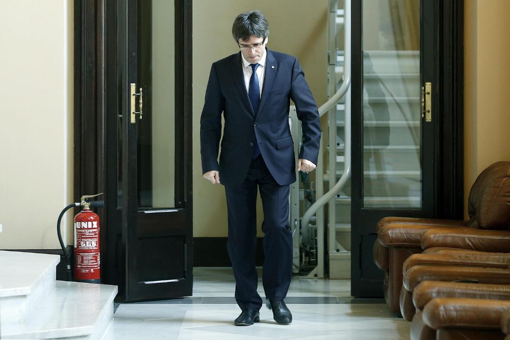 Carles Puigdemont, en los pasillos del Parlament, durante el pleno de hoy en el que la CUP ha tumbado los presupuestos del Govern para este año.