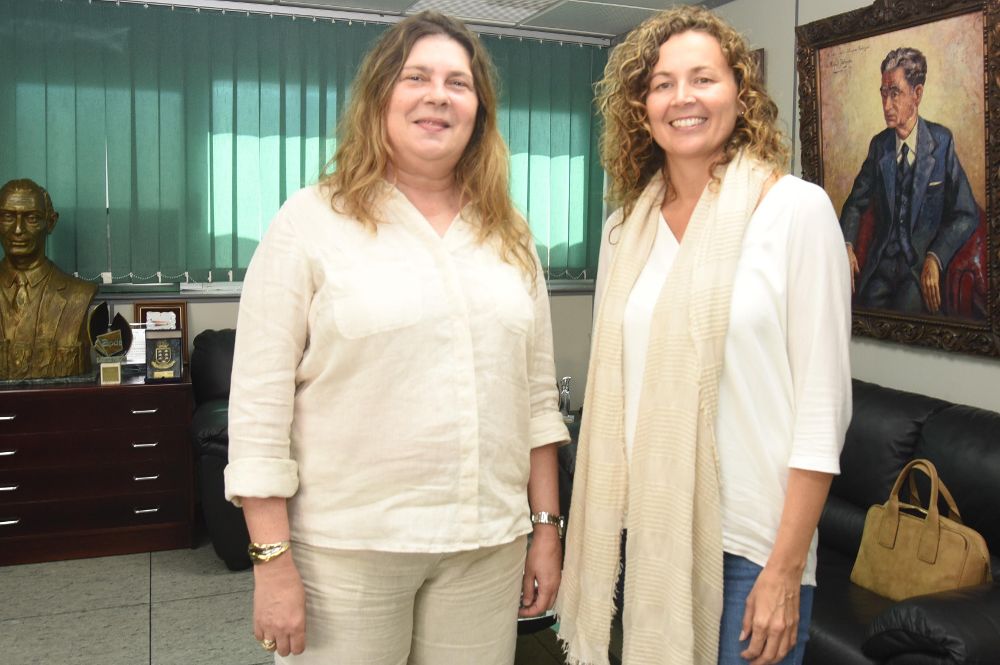 La editora y directora de EL DÍA, Mercedes Rodríguez, con la consejera Chacón (d).