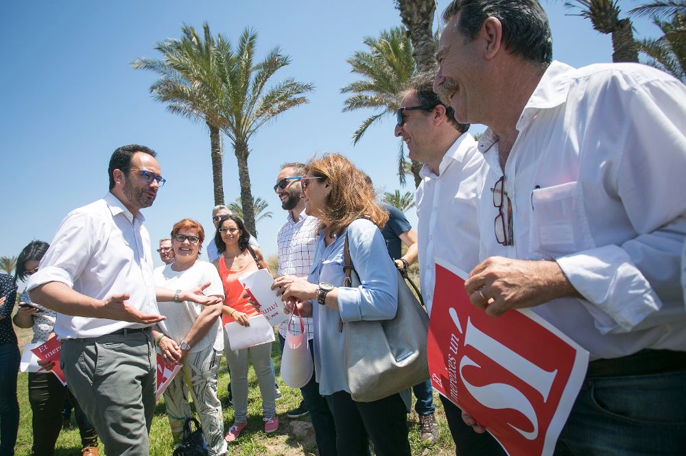 El portavoz socialista en el Congreso y número tres del PSOE, Antonio Hernando, durante su visita a Castellón acompañado por los candidatos al Congreso y al Senado por la provincia.