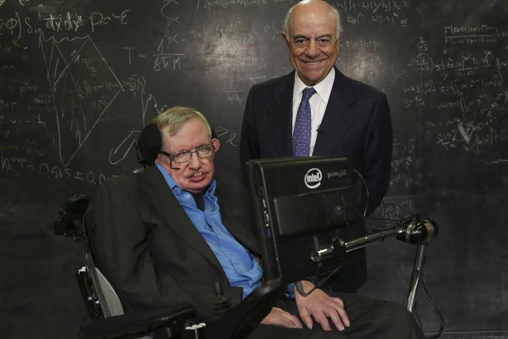 Stephen Hawking el día que recibió el Premio Fundación BBVA Fronteras del Conocimiento en Ciencias Básicas de manos del presidente del banco, Francisco González.