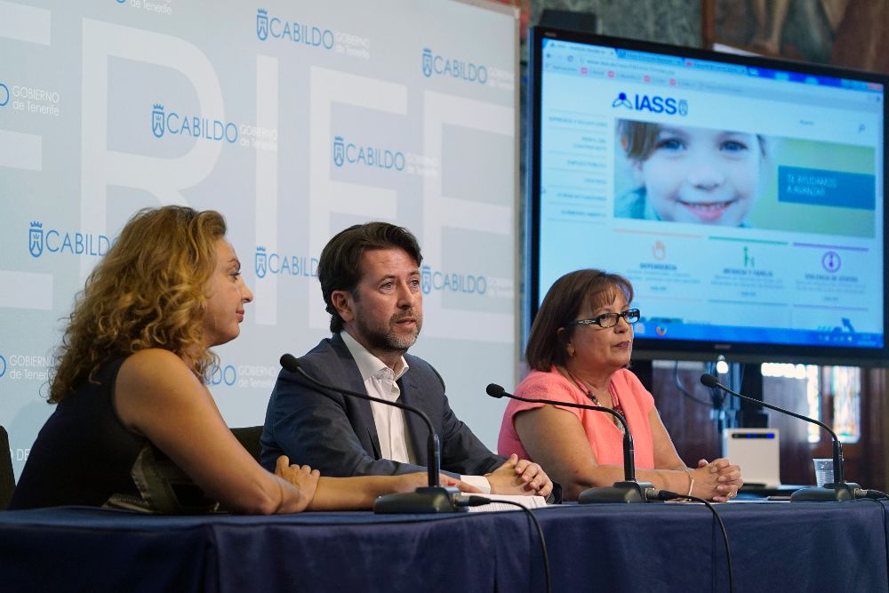 La consejera de Acción Social (i), Cristina Valido, y el presidente del Cabildo, Carlos Alonso, durante la rueda de prensa.M. EXPÓSITO
