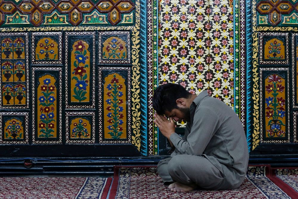 Un hombre reza en una mezquita en Srinagar, la capital estival de la Cachemira India el 8 de junio de 2016. 