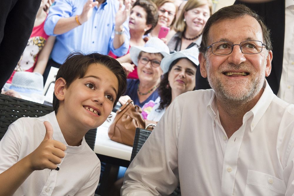 Mariano Rajoy se ha reencontrado hoy en Molina de Segura (Murcia) con su "miniyo", el niño Pablo Gomariz, quien hace unos días le imitó en un programa de televisión.