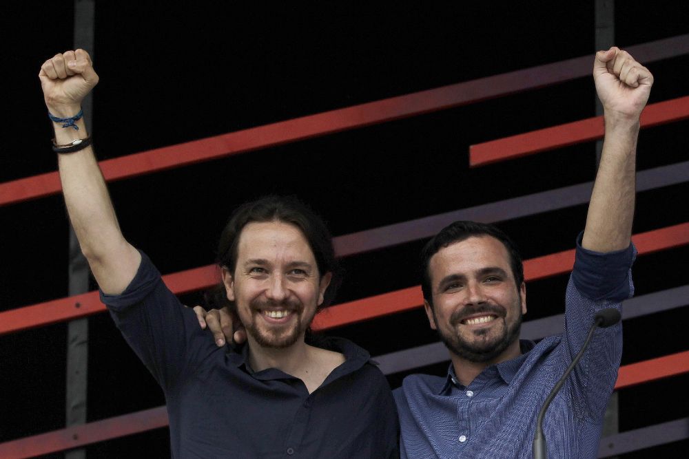 Pablo Iglesias (i), junto al líder de IU, Alberto Garzón, durante el acto de hoy en Barcelona.