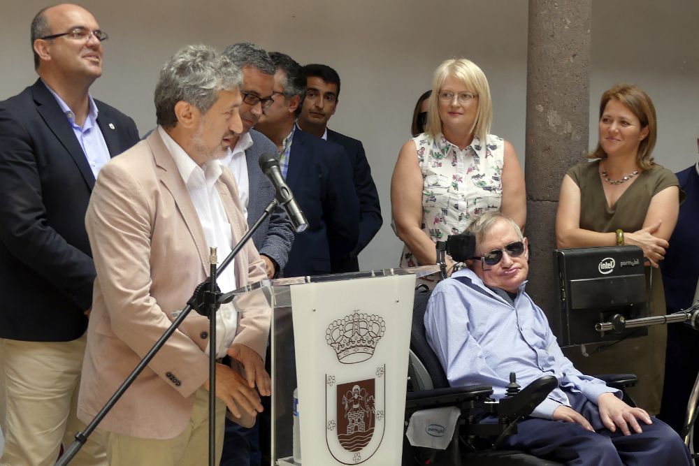 El director del Festival Starmus, Garik Israelian (2i), en presencia del científico Stephen Hawking (2d), agradeció en nombre del investigador británico el reconocimiento dado por las autoridades palmeras.