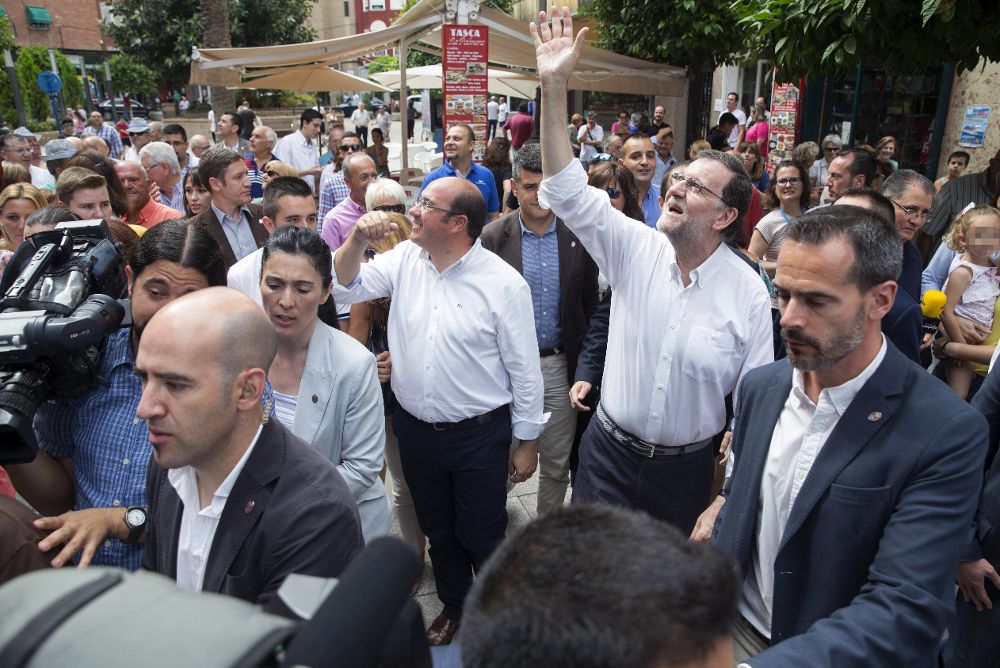 Mariano Rajoy (d) acompañado por el presidente de Murcia Pedro Antonio Sánchez (c-i), hoy, durante un paseo por el centro de Molina de Segura .