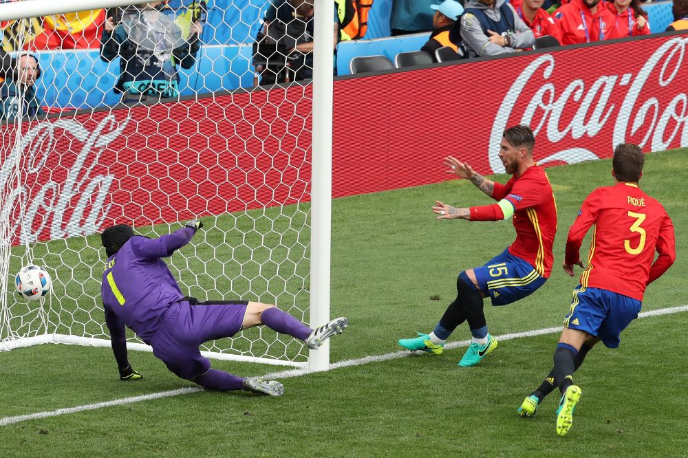 Pique corre a celebrar el gol cuando el balón todavía no se ha detenido en el fondo de la red ante la presencia de Ramos.