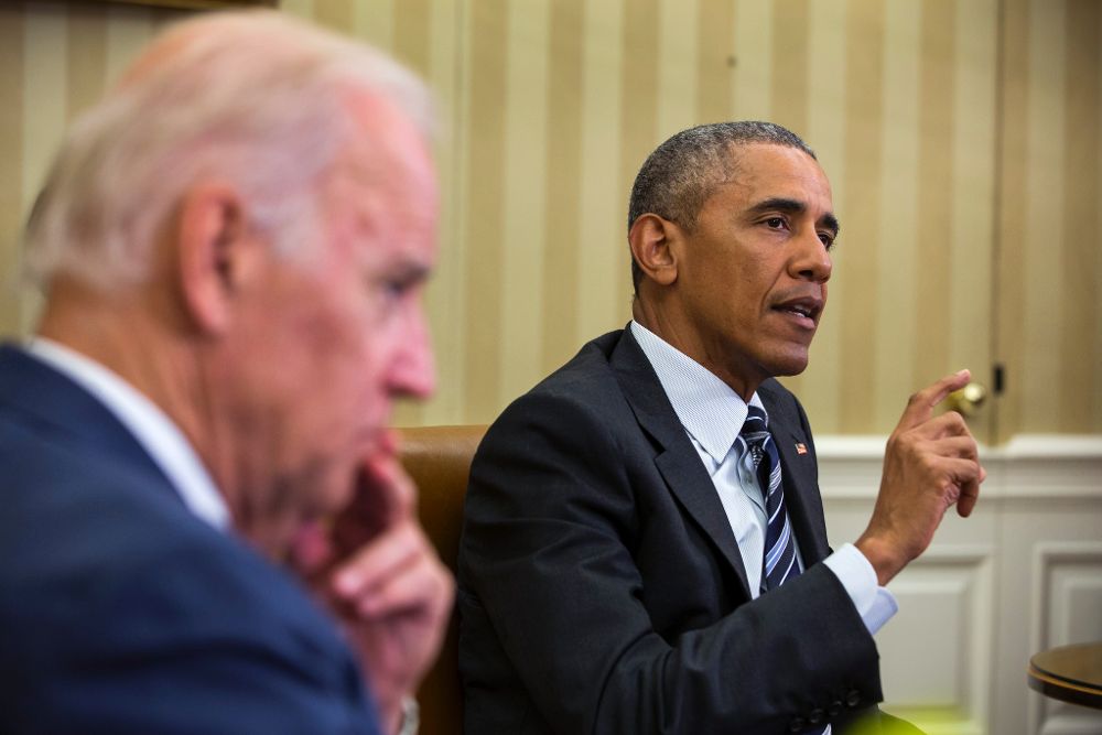 Barack Obama (d) y el vicepresidente de Estados Unidos, Joe Biden, durante la reunión con sus consultores sobre el ataque en Orlando perpetrado ayer.