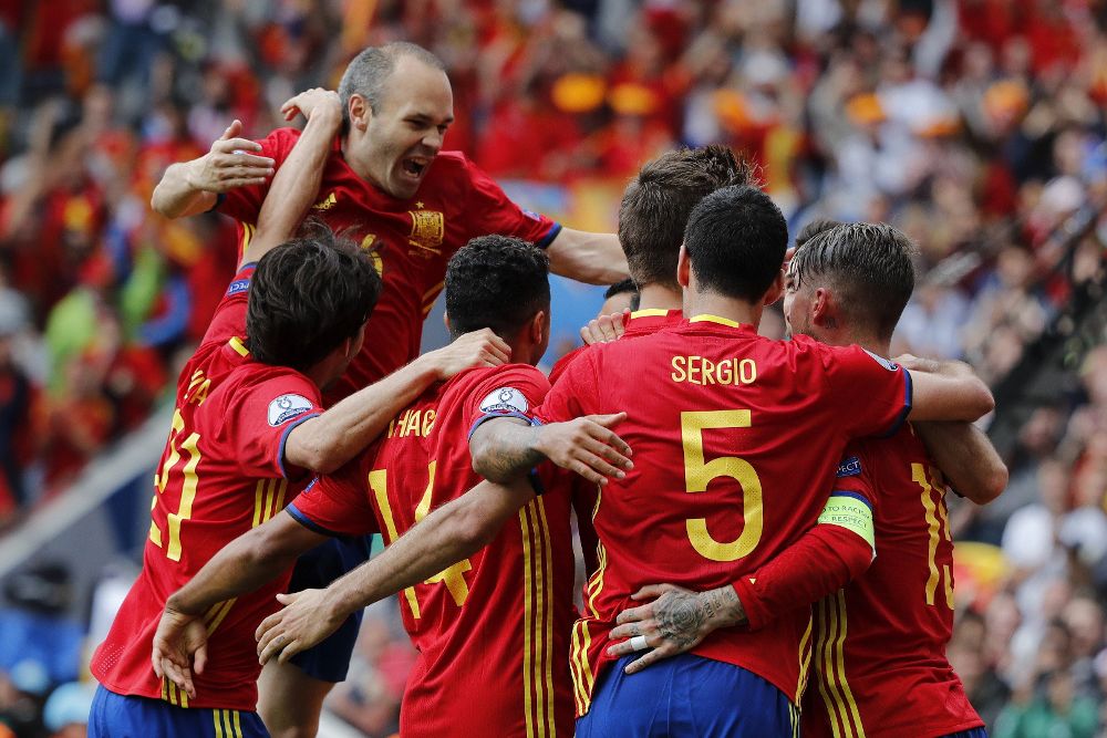 El defensa de la selección española Gerard Piqué celebra con sus compañeros el gol que le marcó ayer a la República Checa.