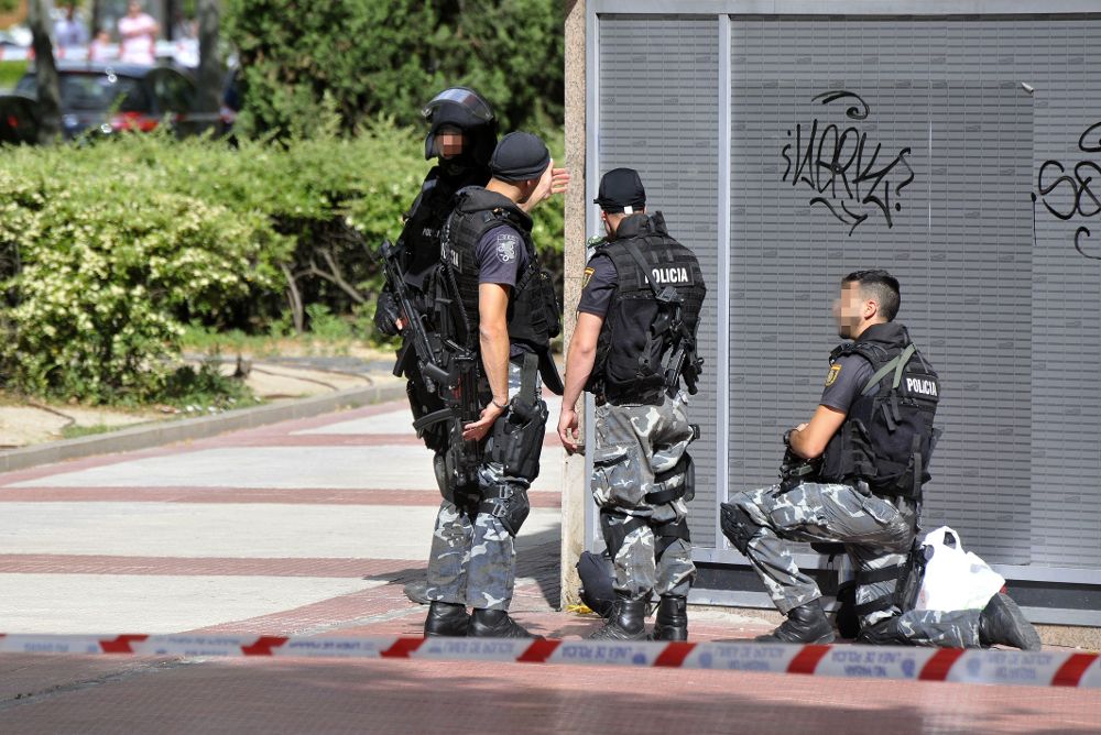 Policías en el exterior del restaurante chino de la localidad madrileña de Alcobendas donde un inspector de Policía se ha atrincherado.