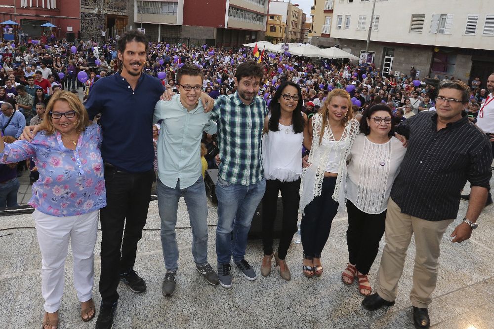El candidato de Unidos Podemos por Madrid y director de campaña, Iñigo Errejón (3ºi), durante el mitin que este partido celebro hoy en Las Palmas de Gran Canaria junto a los candidatos canarios Meri Pita (i), Alberto Rodriguez (2i), Carmen Valido (d) y María Aleman (4d).