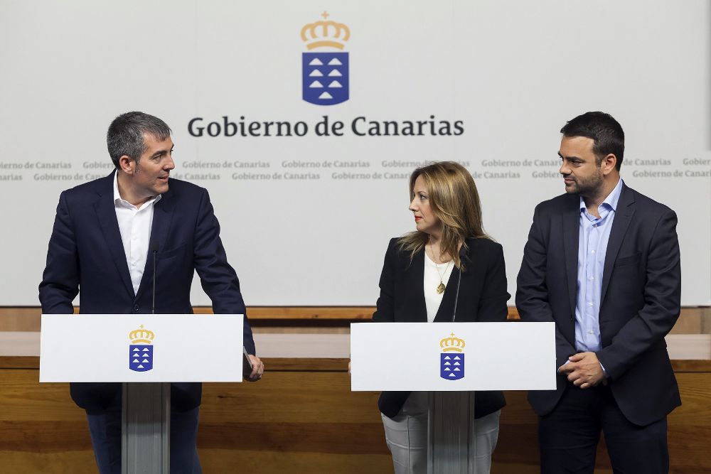 El presidente del Gobierno de Canarias, Fernando Clavijo (i), acompañado por la consejera de Hacienda y por el consejero de Presidencia, Justicia e Igualdad del Ejecutivo canario, Rosa Dávila y Aarón Afonso, respectivamente.