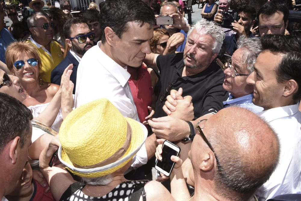 El líder del PSOE y candidato a la presidencia del Gobierno, Pedro Sánchez, es abrazado por los vecinos de Marbella durante la visita realizada hoy al municipio malagueño.