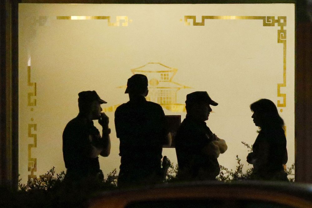 Policías esperando al juez frente al restaurante chino de la localidad madrileña de Alcobendas, en el que un inspector de Policía de 46 años se suicidó ayer, martes.