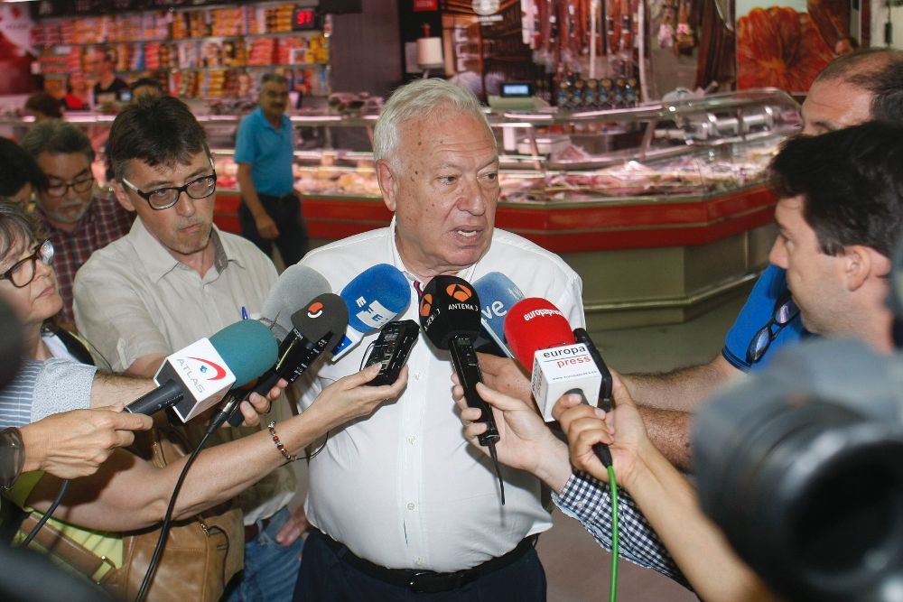 José Manuel García-Margallo, atiende a los medios durante su visita al mercado de San Vicente del Raspeig, en Alicante, hace dos días.