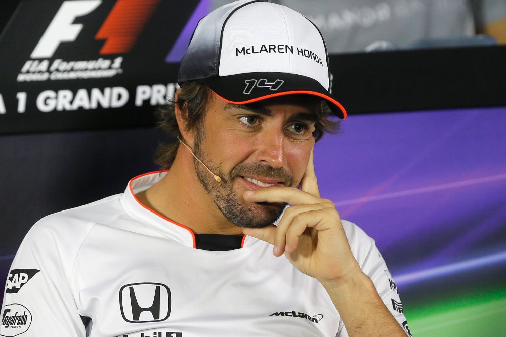 Fernando Alonso, de la escudería McLaren-Honda, asiste a la rueda de prensa de pilotos celebrada en el circuito urbano de Bakú, Azerbaiyán, hoy.