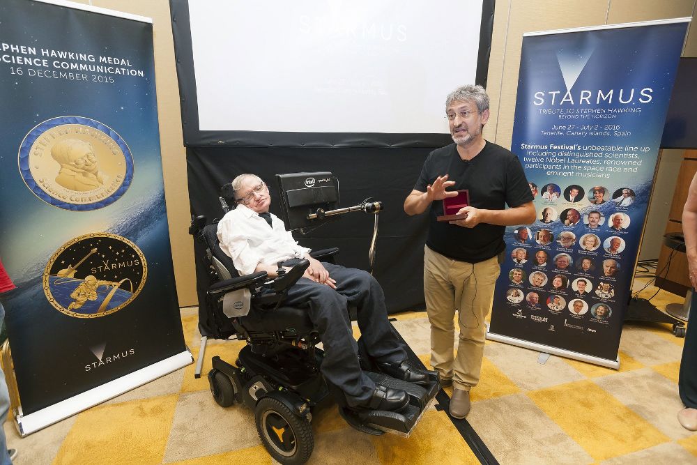 Stephen Hawking (i) con Garik Israelian durante el anuncio de los ganadores de las medallas que llevan el nombre del primero.