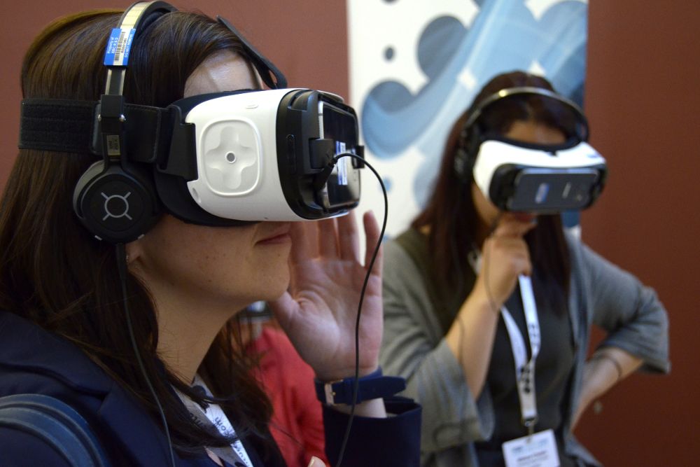 Dos usarias prueban gafas de realidad virtual durante la conferencia de la Global Editors Network, una plataforma de profesionales de los medios que se celebra hasta mañana en Viena y en la uno de los temas tratados ha sido el uso de la realidad virtual aplicada al periodismo.