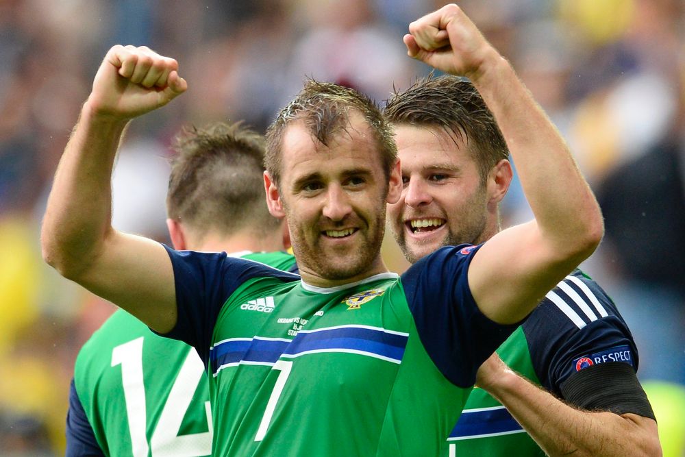 Niall McGinn, de Irlanda del Norte, celebra el 2-0.