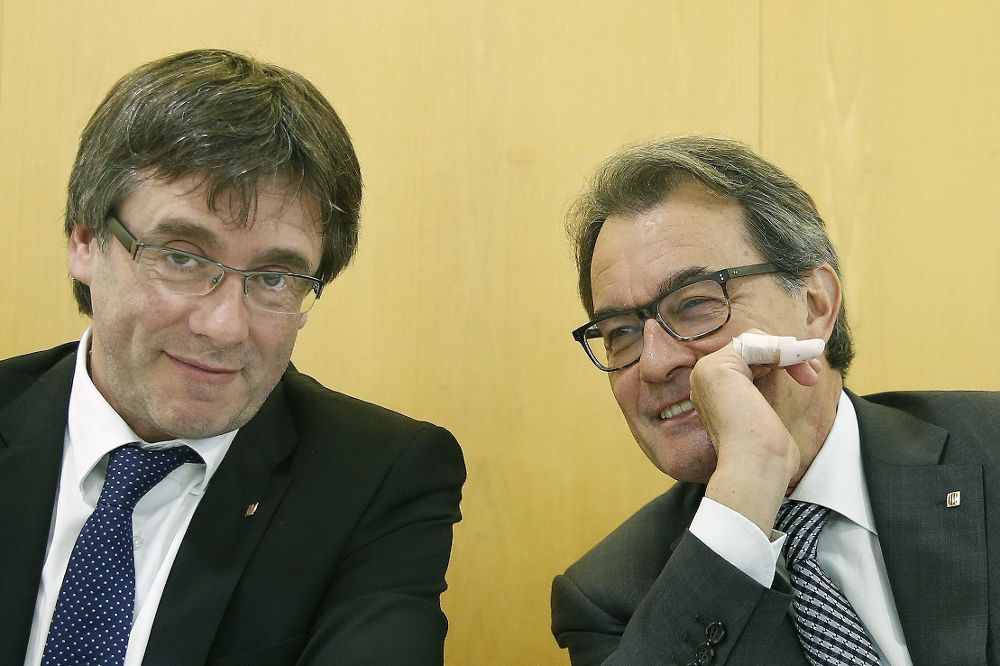 El presidente de Convergencia Democratica de Catalunya (CDC), Artur Mas, junto al presidente de la Generalitat, Carles Puigdemont, durante la reunion de la ejecutiva de CDC.
