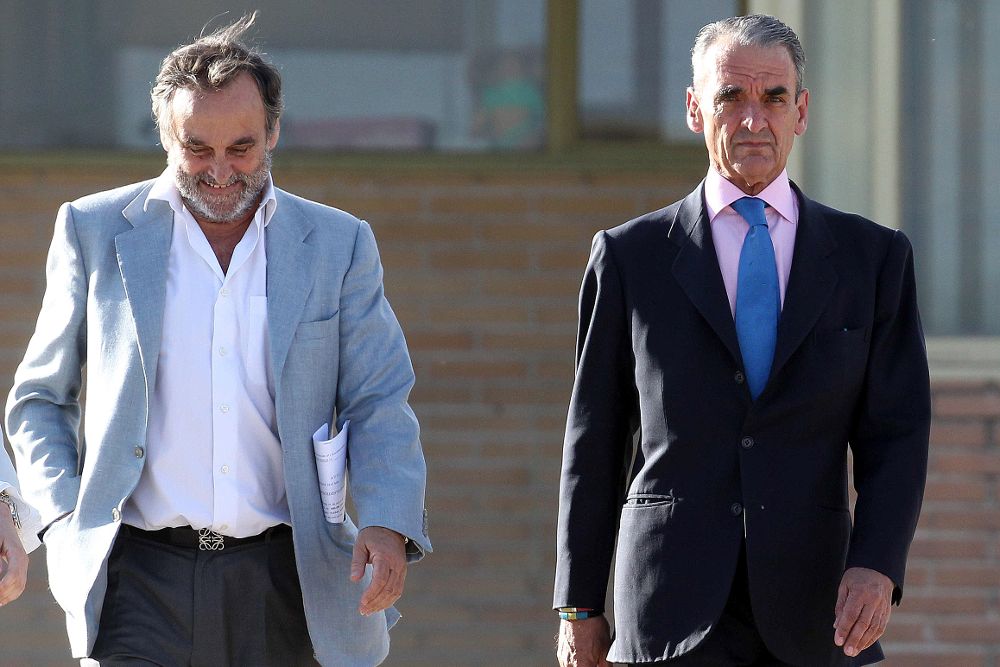 Mario Conde (d), a su salida hoy de la prisión madrileña de Soto del Real.