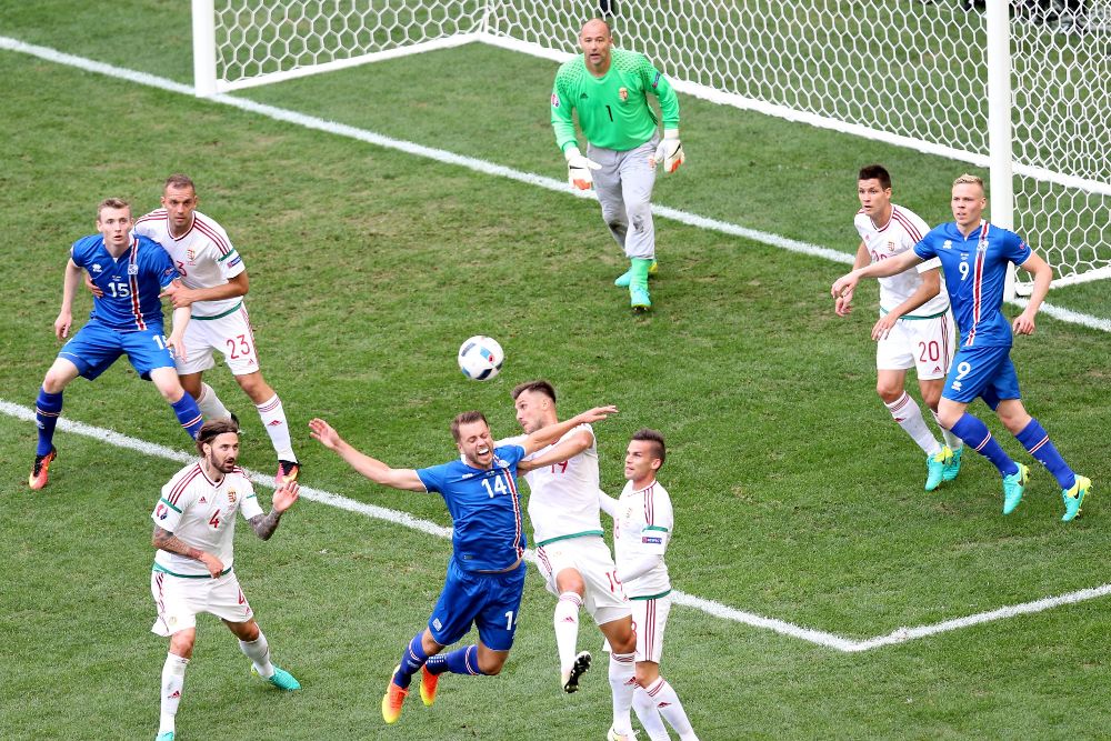 El islandés Arnason (c) remata de cabeza en una jugada del partido frente a Hungría.