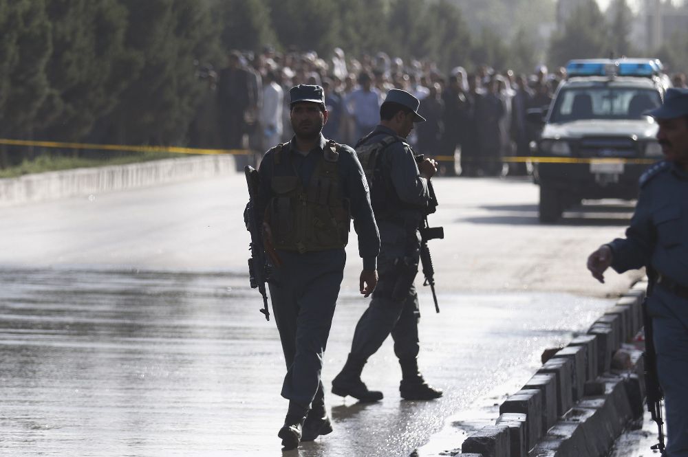 La Policía afgana inspeciona el lugar del atentado con bomba en Kabul.