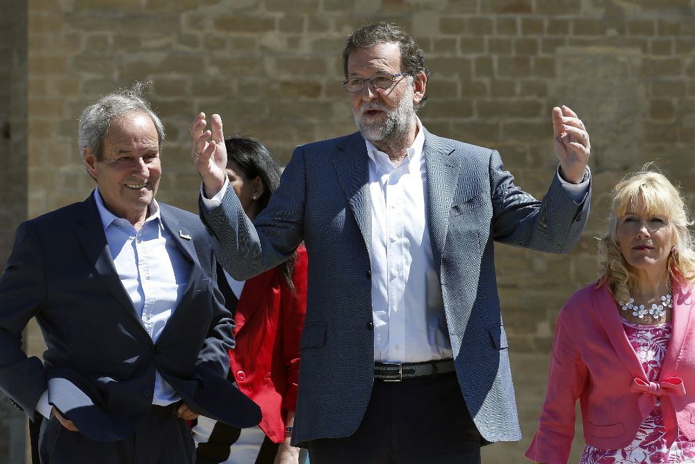 Mariano Rajoy (c), ayer, en el mitin electoral que su partido celebró en Lleida, durante la visita que realizó a la Seu Vella.