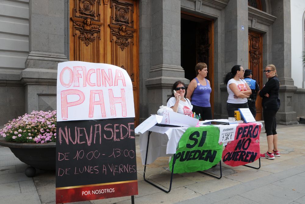 Una protesta de la Plataforma Antidesahucios, en 2104, ante la puerta del Ayuntamiento de Santa Cruz de Tenerife.