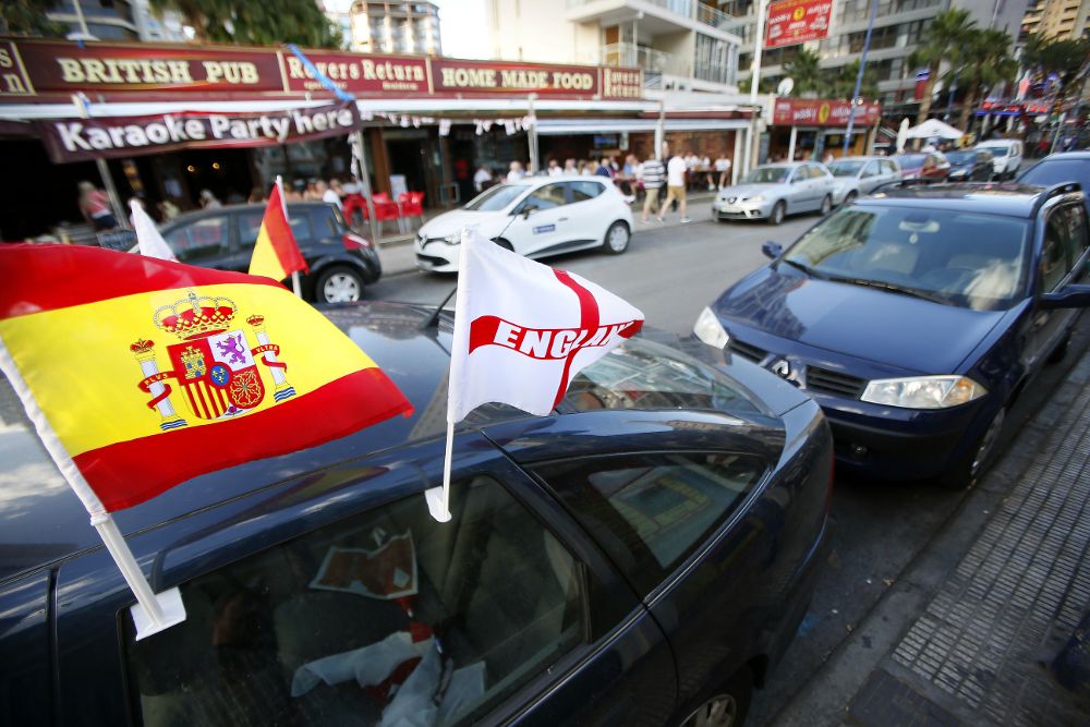 Un vehículo con banderas de España e Inglaterra en una de las zonas de ocio británicas de Benidorm.