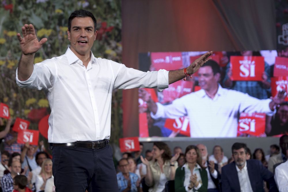El candidato del PSOE a la Presidencia del Gobierno Pedro Sánchez, durante su intervención en el acto central de campaña de su partido en Zaragoza.