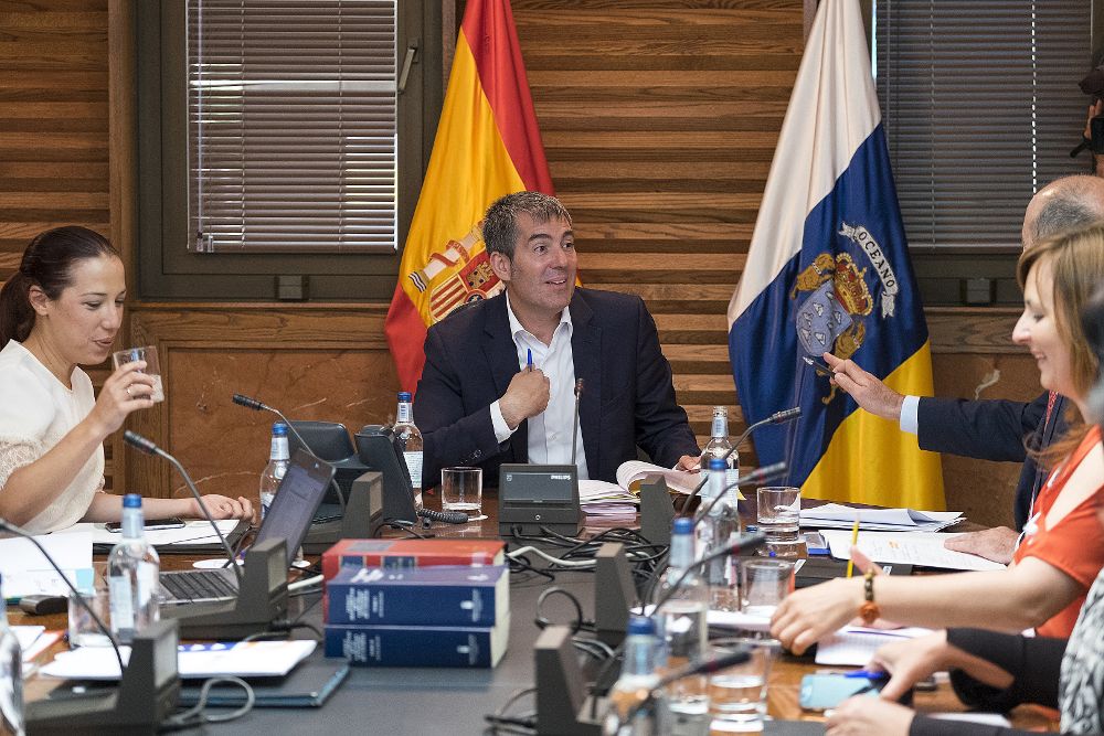 El presidente del ejecutivo regional, Fernando Clavijo (c), presidió la reunión del Consejo de Gobierno celebrada hoy en la capital grancanaria.