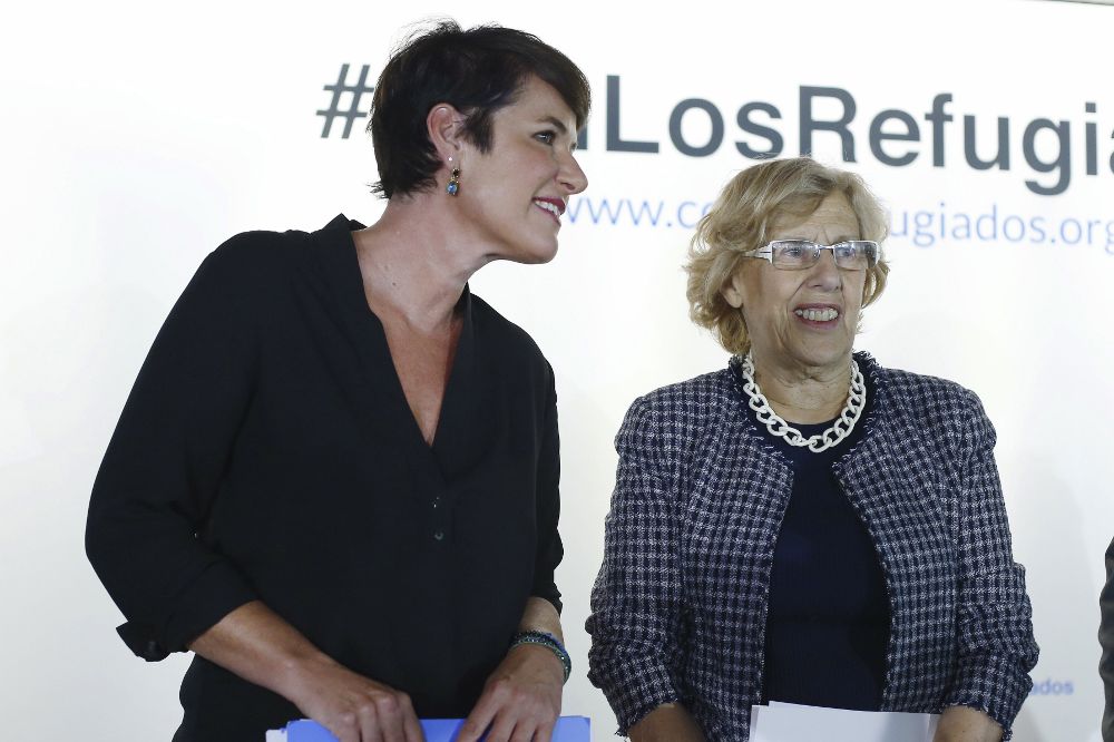 La alcaldesa de Madrid, Manuela Carmena (d), junto a la representante del Alto Comisionado de las Naciones Unidas para los Refugiados (ACNUR) en España Francesca Friz-Prguda.