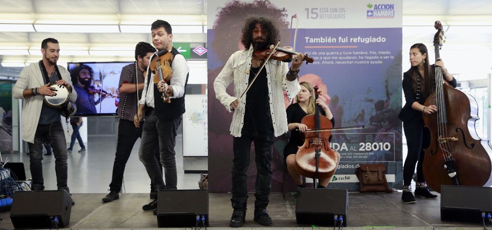 El violinista Ara Malikian, durante la presentación en Madrid de la campaña "15 con los refugiados" que lleva a cabo con la ONG Acción contra el Hambre.