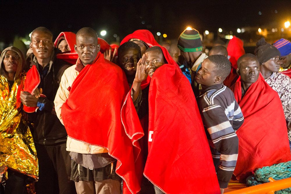 Varios de los 82 inmigrantes que Salvamento Marítimo ha rescatado esta tarde en las aguas del mar de Alborán.