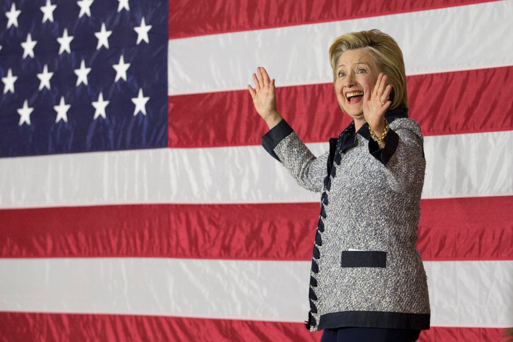La candidata presidencial demócrata Hillary Clinton saluda.