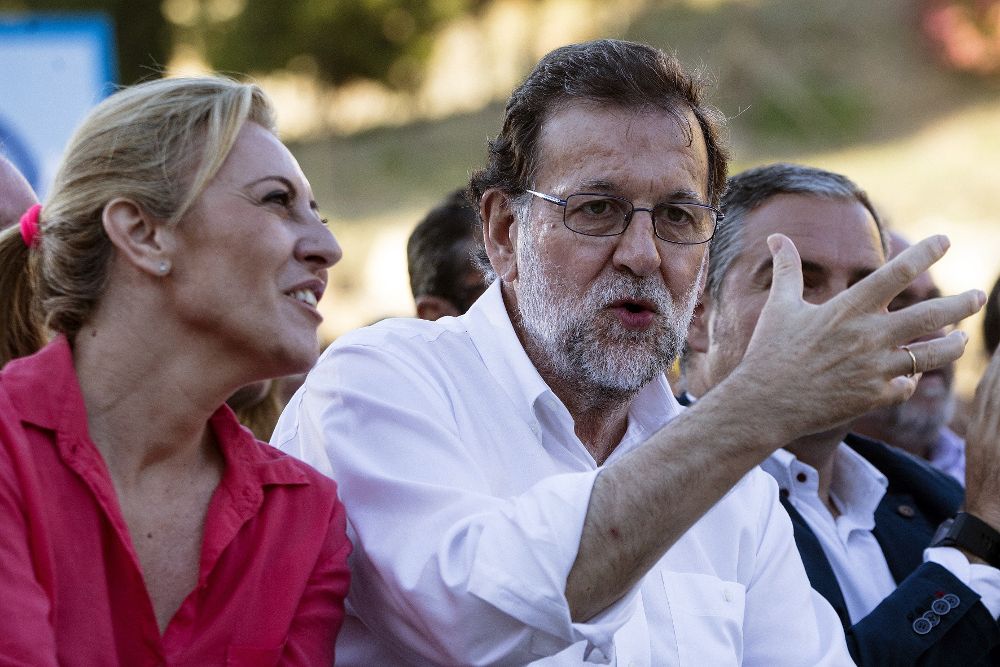 El presidente del Partido Popular y del Gobierno en funciones, Mariano Rajoy (d), junto a la candidata número uno del PP por Málaga, Carolina España (i).