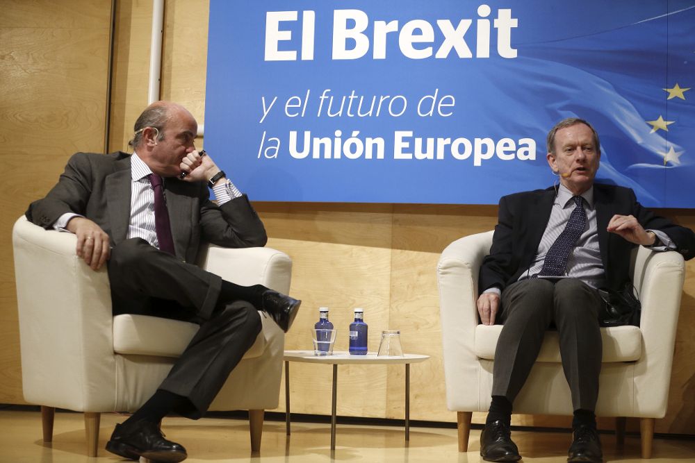 El ministro de Economía en funciones, Luis de Guindos (i), y el profesor de la London School of Economics and Political Science Iain Begg, durante su participación en la mesa redonda sobre el "brexit" y el futuro de la Unión Europea, hoy, en Madrid.