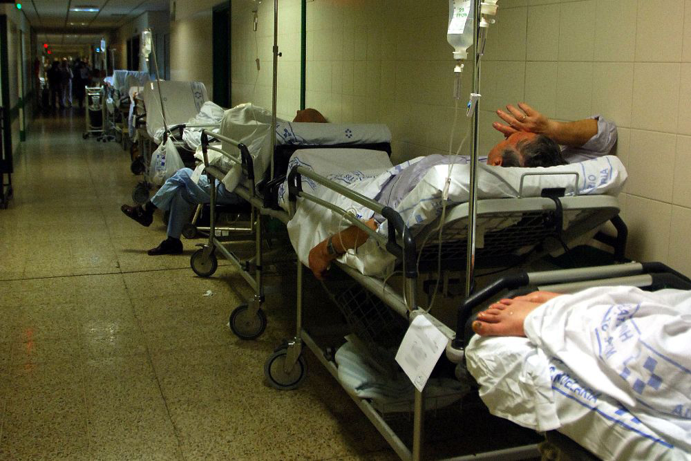 Imagen de archivo de un pasillo de Urgencias de la Candelaria durante un 'pico' de afluencia de enfermos.