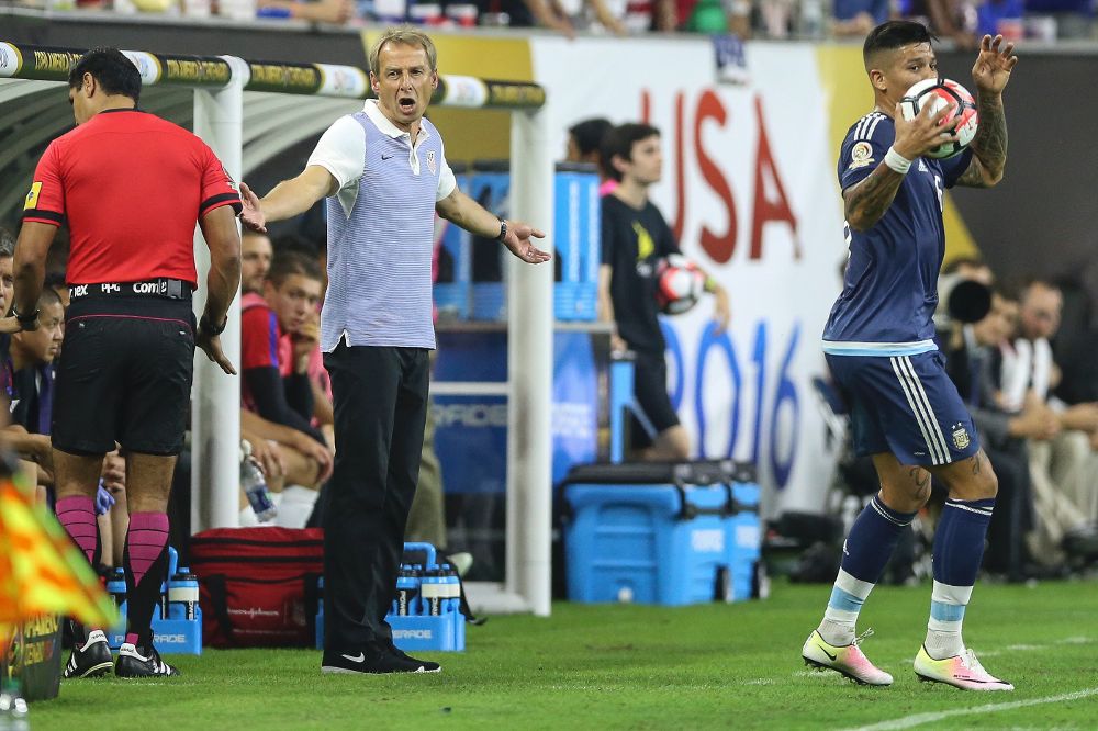 El entrenador de EE.UU., Jurgen Klinsmann (c), da instrucciones a sus jugadores en el partido ante Argentina.