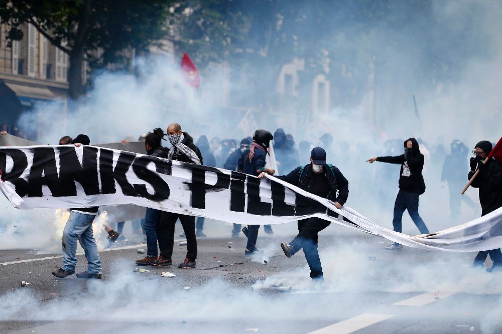Varios manifestantes se enfrentan a la policía durante las protestas contra la reforma laboral del Gobierno en París, el pasado día 14.