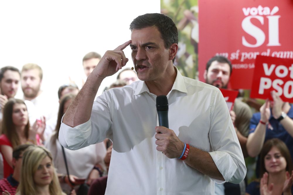 El secretario general del PSOE, Pedro Sánchez, ayer, durante el acto electoral con las Juventudes Socialistas, en el Centro Cultural Tomás y Valiente, en la localidad madrileña de Fuenlabrada.