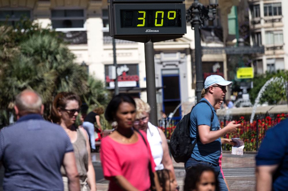 Un termómetro situado en la plaza del Ayuntamiento de Valencia marcando 30 grados esta mañana.