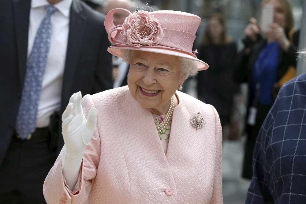 La reina Isabel II saluda a ciudadanos en la estación Liverpool Lime Street durante su visita a Liverpool, hoy, miércoles.