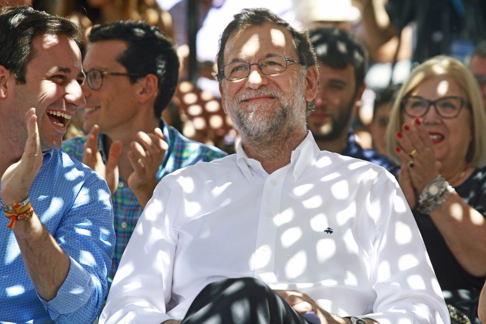 El presidente del Gobierno en funciones, Mariano Rajoy, durante un acto de campaña electoral que el PP celebró ayer en Soller (Mallorca).