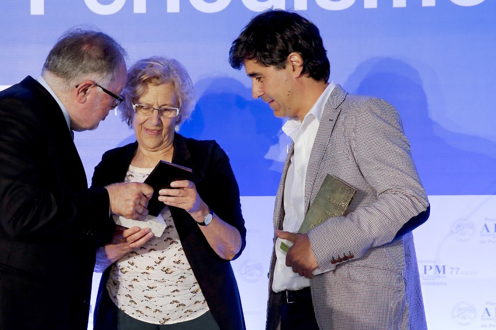 La alcaldesa de Madrid, Manuela Carmena (c), junto al periodista de El Mundo Pedro Simón (d), reconocido con el galardón al Mejor Periodista del Año, y Fernando González Urbaneja (i), distinguido con el Premio APM de Honor.
